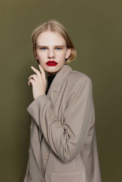 λαμπερή γυναίκα σε παλτό κόκκινα χείλη μοντέλο στούντιο μόδας αναλλοίωτη - Φωτογραφία, εικόνα