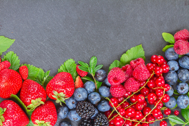 граница свежих ягод - Фото, изображение