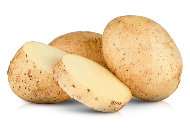 kokonaiset ja viipaloidut perunat valkoisella, eristetyllä pohjalla - Valokuva, kuva