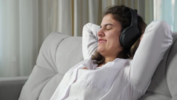 Αναπηρία γυναίκα χαλαρώνει ακούγοντας μουσική στα ακουστικά - Πλάνα, βίντεο