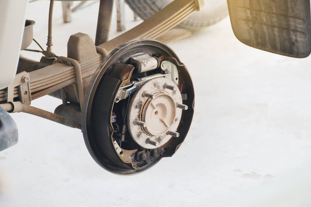 Système intérieur du frein à tambour du wagon, wagon sans roue pour l'inspection des freins dans le garage de réparation automobile - Photo, image