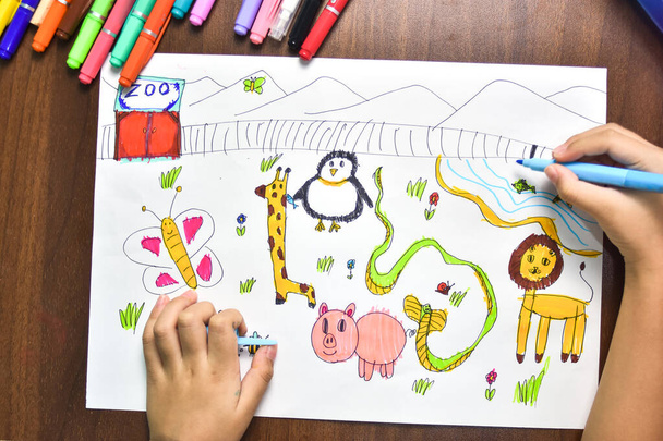 Los niños usan rotuladores coloreados para dibujar animales imaginarios en papel blanco - Foto, Imagen