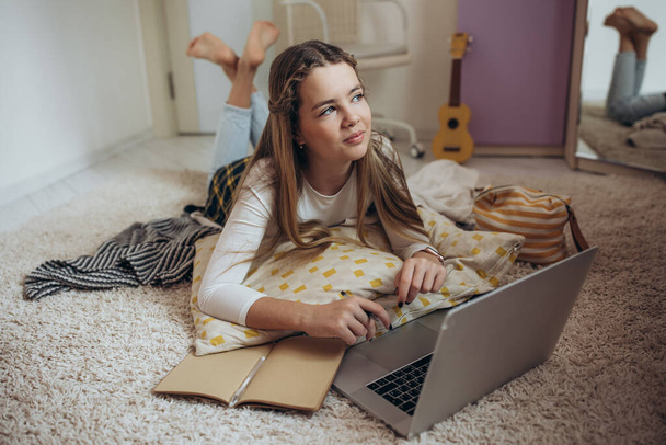 Teenage girl with a laptop in her room. - Fotoğraf, Görsel