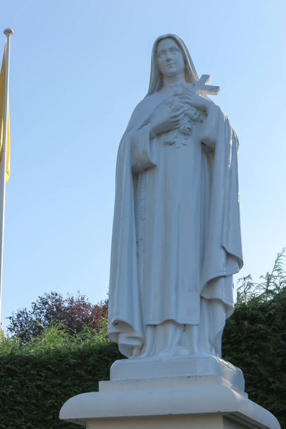 Lisieux 'daki ev, Carmel' e girmeden önce İsa 'nın çocuğu Azize Teresa' nın yaşadığı yer. Çocuk İsa 'nın Azize Teresa heykeli. - Fotoğraf, Görsel
