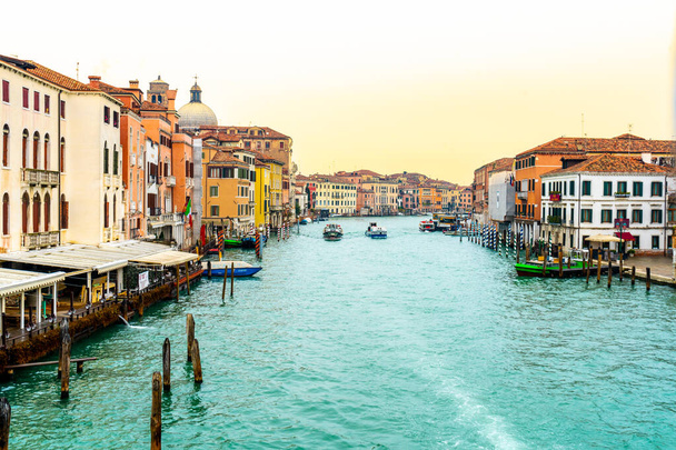2. prosince 2021 - Benátky, Itálie: Pohled na Canal Grande v Benátkách z Ponte degli Scalzi. - Fotografie, Obrázek