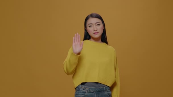 Ázsiai nő csinál elutasítás gesztus kéz a kamera előtt - Felvétel, videó