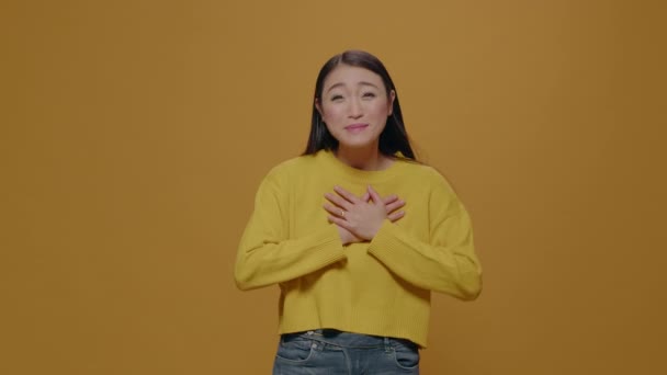 aziatische vrouw praten in de voorkant van camera gevoel enthousiast - Video