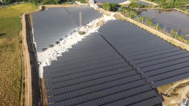 4K da droni che si muovono sopra la cellula solare nella fattoria solare. Concetto di sostenibilità dell'energia verde generando energia dalla luce solare. - Filmati, video