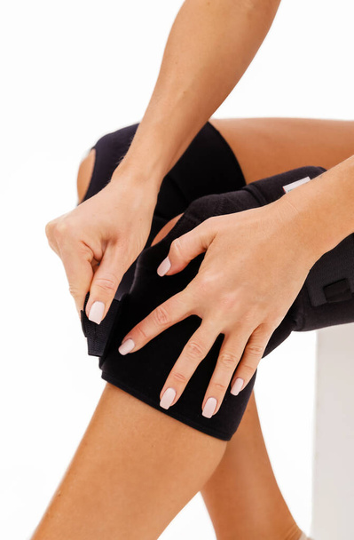 Ortopedické podporu pro kolena na bílém pozadí - Fotografie, Obrázek