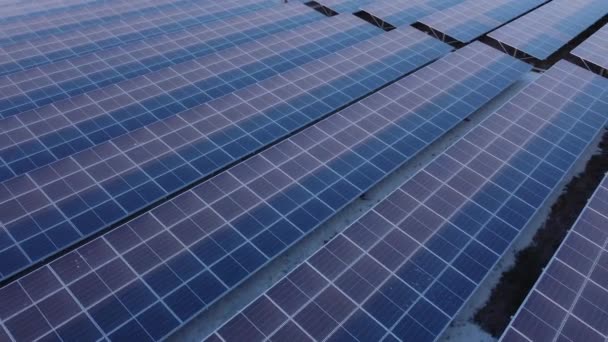 4K per Drohne über Solarzelle in der Solarfarm. Konzept nachhaltiger grüner Energie durch Energieerzeugung aus Sonnenlicht. - Filmmaterial, Video