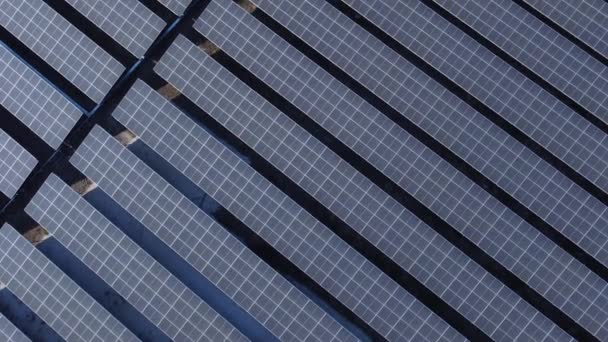 4K por drone movendo-se sobre a célula solar na Fazenda Solar. Conceito de sustentável de energia verde por gerar energia a partir da luz solar. - Filmagem, Vídeo