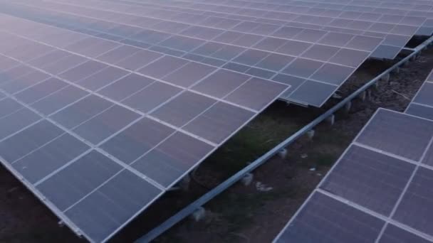 4K drónnal halad a Napelem felett a Napfarmon. A zöld energia fenntarthatóságának koncepciója napfényből történő energiatermeléssel. - Felvétel, videó