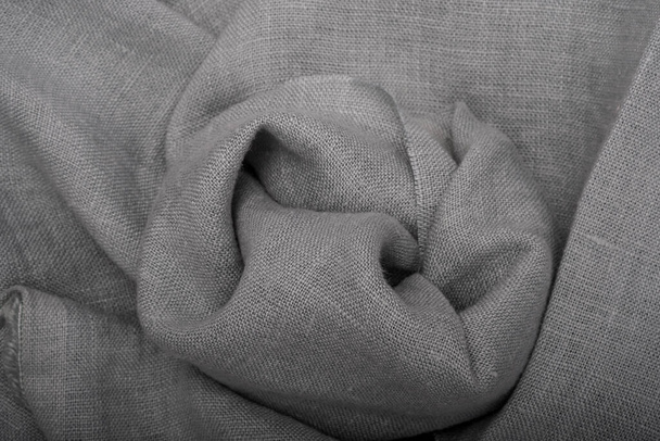 Serviettes pliées en tissu de lin froissé. Texture tissu lin. Concept d'utilisation de matériaux naturels respectueux de l'environnement - Photo, image