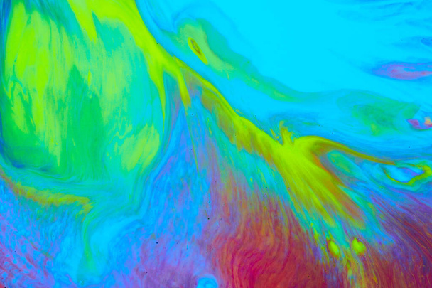 Heldere creatieve textuur gemaakt door drijvende verf. Macro fotografie van stromende inkten - Foto, afbeelding
