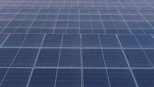 4K por dron moviéndose sobre la célula solar en la granja solar. Concepto de energía verde sostenible mediante la generación de energía a partir de la luz solar. - Metraje, vídeo