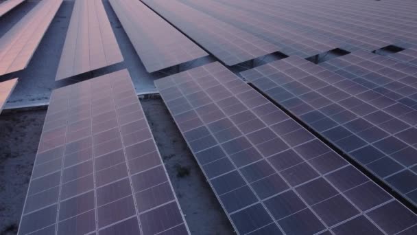 4K by drone liikkuvat Solar Cell Solar Farm. Käsitys kestävästä vihreästä energiasta tuottamalla energiaa auringonvalosta. - Materiaali, video