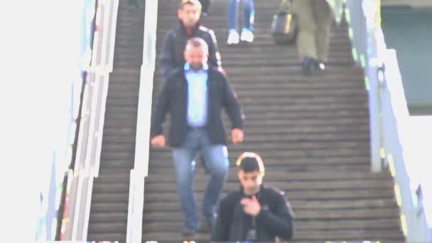 neznámých lidí jít po schodech dolů - Záběry, video