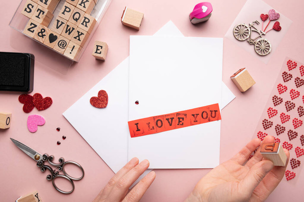 Sevgililer Günü kartı hazırlama süreci - Fotoğraf, Görsel
