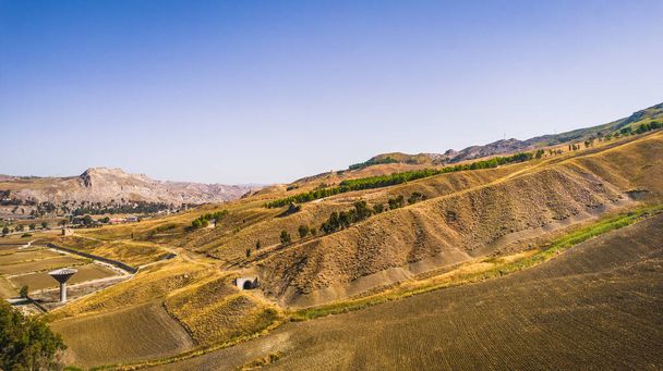 Siciliaans landschap met de oude zwavelmijnen in de buurt van Riesi en Sommatino, provincie Caltanissetta, Sicilië, Italië, Europa - Foto, afbeelding