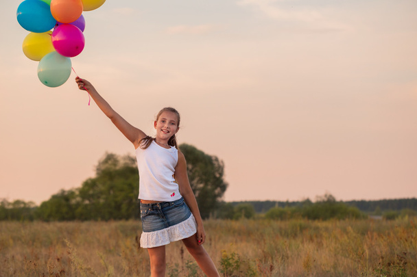 Szczęśliwa dziewczyna z kolorowych balonów - Zdjęcie, obraz