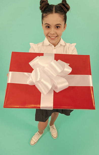 pozitív iskolás gyerek ajándék doboz kék háttér, eladó - Fotó, kép