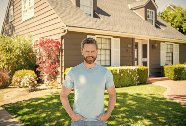 heureux mature homme debout en plein air à la maison, propriétaire - Photo, image