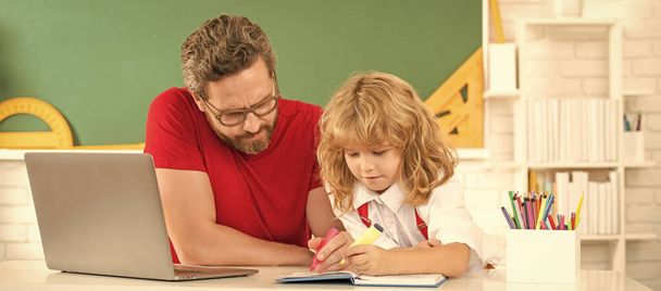 Vater und Sohn nutzen moderne Kommunikationstechnologie im Unterricht. Familienblog. - Foto, Bild