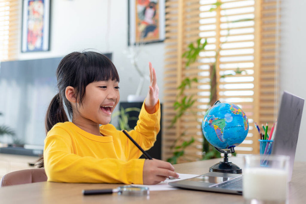 Азійська студентка онлайн-навчання Навчання онлайн-навчання Вчитель відео Збільшення розміру, Щаслива дівчина вивчає англійську мову онлайн з ноутбуком на домашньому сайті New Noral.Covid-19 coronavirus.Social distancing.stay home - Фото, зображення