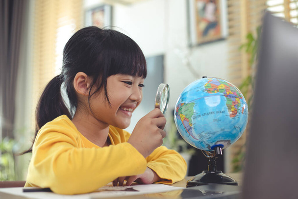 Aasian tyttö opiskelija verkossa oppiminen luokan tutkimus verkossa video puhelun zoom opettaja, Happy tyttö oppia englannin kieltä verkossa kannettavan tietokoneen kotona.Uusi normi.Covid-19 coronavirus.Social distancing.stay kotiin - Valokuva, kuva