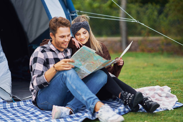 Joven pareja agradable divirtiéndose en camping - Foto, imagen
