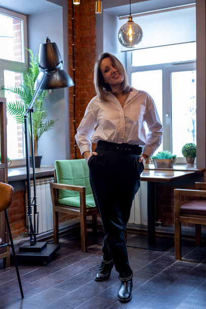 Young woman goes to a business meeting in a cafe. Negotiations with a colleague. Office worker. - Foto, Bild