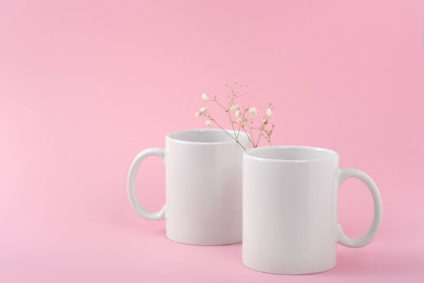 Mockup due tazza di caffè bianco o tazza su uno sfondo rosa con spazio copia. Modello vuoto per il tuo design, branding, business. Foto reale - Foto, immagini