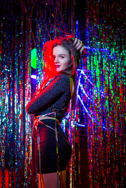 Tancerka disco w neonowym świetle. Modelka model kobieta w neonowym świetle, portret pięknej modelki dziewczyna. - Zdjęcie, obraz