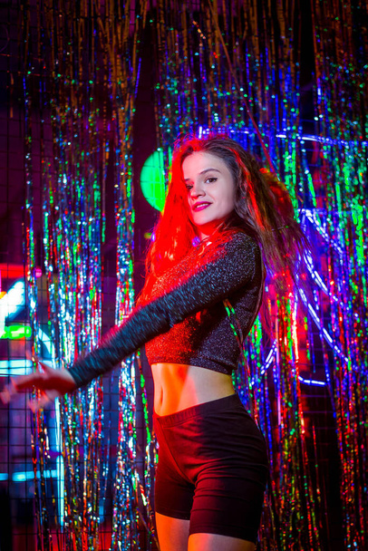Danseuse disco au néon. Femme modèle de mode dans la lumière au néon, portrait de belle fille modèle. - Photo, image