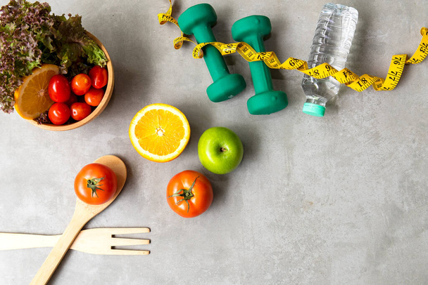 Dieta e perdita di vita sana esercizio di peso Concetto. La mela verde e la bilancia di peso misurano il rubinetto con prevenzione vegetale fresca per dimagrire la dieta femminile. Stile di vita e sano - Foto, immagini