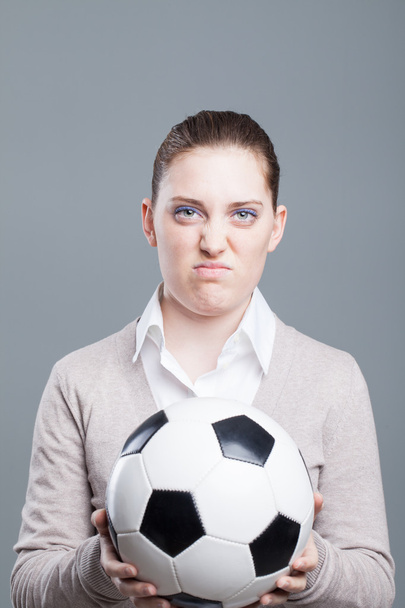 Молодая деловая женщина с футбольным мячом
 - Фото, изображение