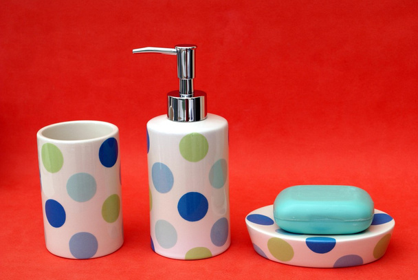 Banyo aksesuarları. şişe bardak & bulaşık sabunu ile pot veya çanak çömlek yapılmış - Fotoğraf, Görsel