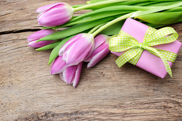 Tulips with a gift box on old wooden - Фото, зображення