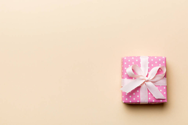 Sevgililer Günü kompozisyonu: Yay ve kalple kırmızı hediye kutusu. Noel hediyesi. Yukarıdan bak. Mesaj için yer var. Holday tebrik kartı. - Fotoğraf, Görsel