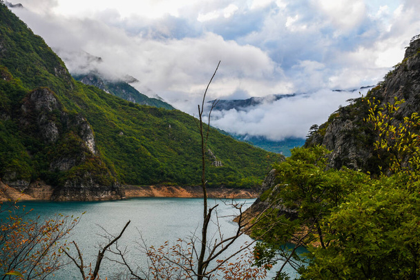 View on Piva lake, located between the mountains. The lake is an artificial reservoir of fresh water in Montenegro. - Foto, afbeelding