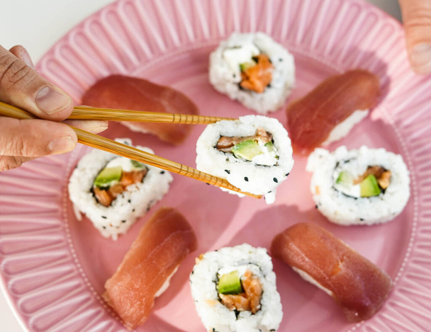 Un plateau avec des morceaux assortis de sushi. Rouleau Californie. - Photo, image