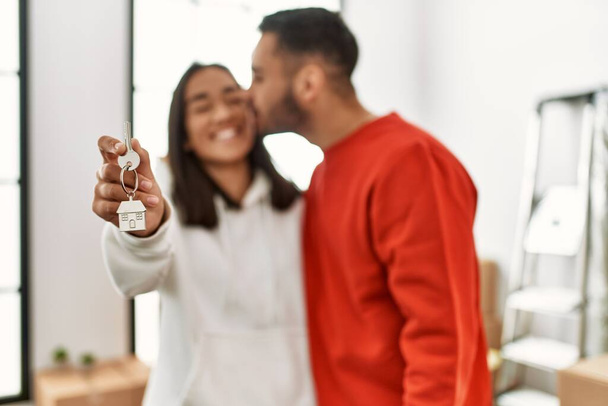 Mladý hispánský pár usměvavý šťastný držení klíč nového domova. - Fotografie, Obrázek