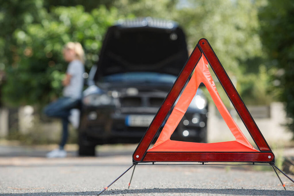 warning triangle behind his broken car - Фото, зображення