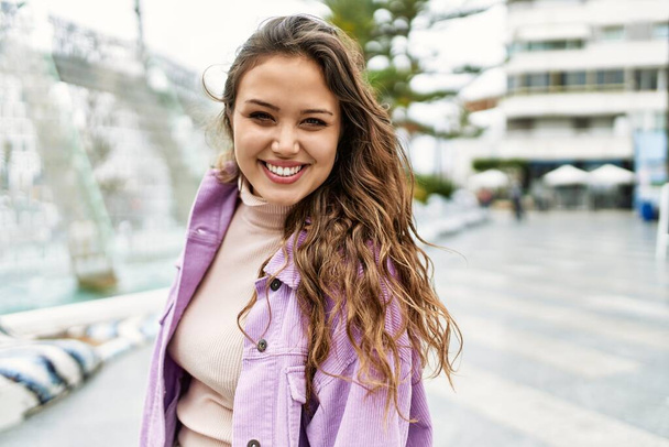 young hispanic girl smiling happy standing at the city. - Foto, imagen