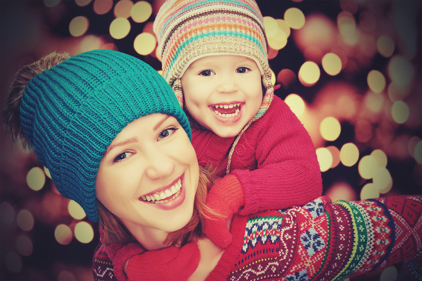 família feliz mãe e filha brincando no inverno para o Natal
 - Foto, Imagem