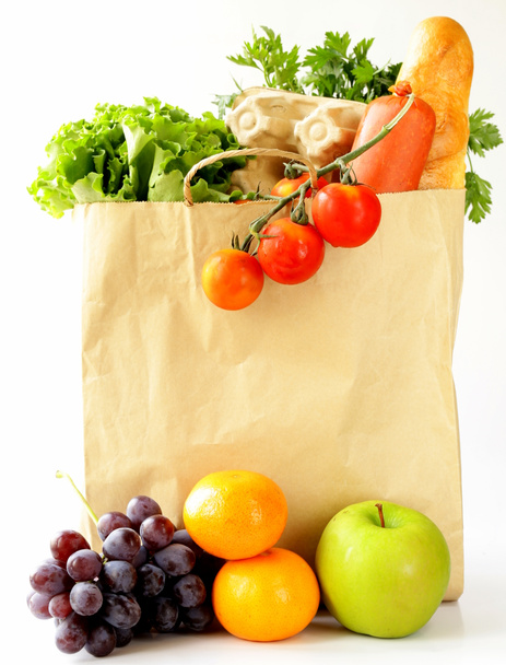 Bolsa de papel llena de productos (pan, huevos, salchichas, frutas y verduras)
) - Foto, Imagen