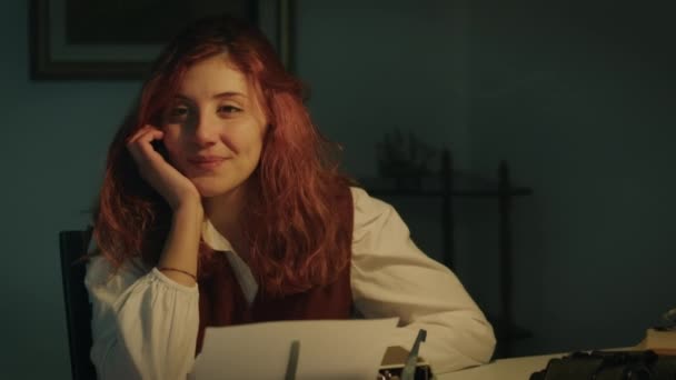 Girl thinks about who to happily write her letter on the typewriter - Video, Çekim