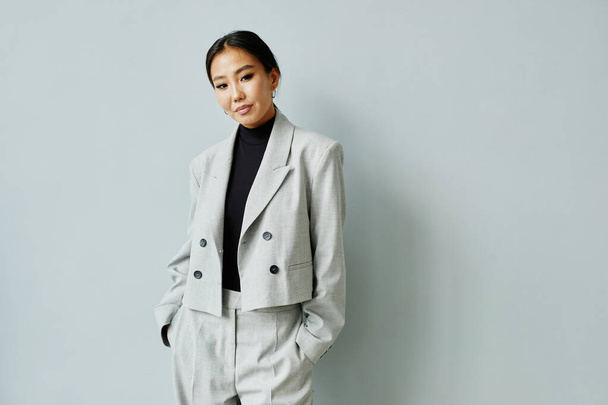 Elegant Asian Businesswoman Minimal - Foto, Imagen