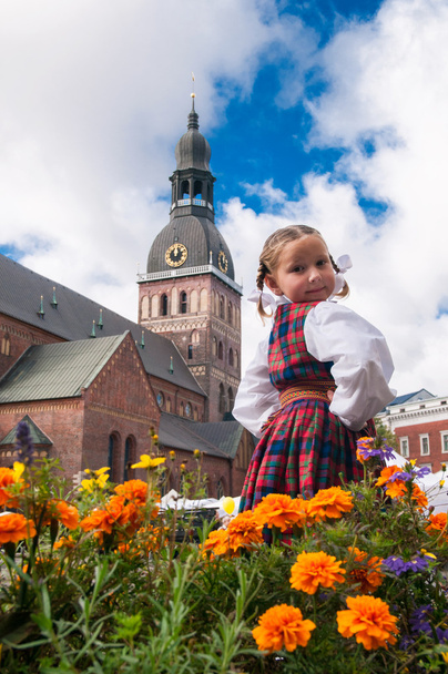 Латиська-дівчина біля собору - Фото, зображення