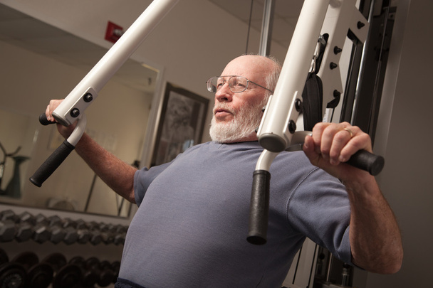 Senior erwachsener Mann trainiert im Fitnessstudio. - Foto, Bild